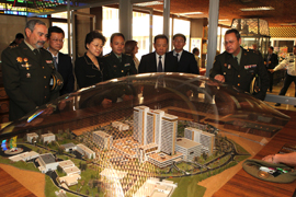 La viceministra de Asuntos Civiles de la República Popular China, Jiang Li recibe una breve presentación del Hospital Central de la Defensa,‘Gómez-Ulla’.