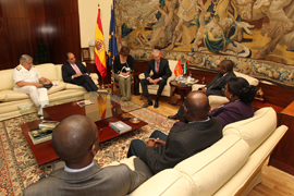 El ministro de Defensa, Pedro Morenés recibe a su homólogo de Mozambique, Filipe Jacinto Nyusi.