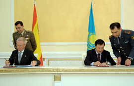 Los ministros firman un Memorando de Entendimiento.