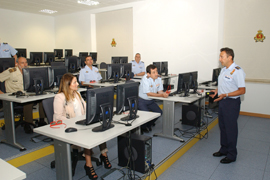 Exposición a cargo del coronel de la base