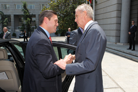 El ministro , Pedro Morenes, recibe a su homólogo colombiano, Juan Carlos Pinzón.