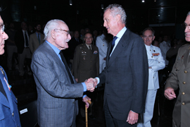 El ministro de Defensa presenta el libro ‘Valor y heroísmo’