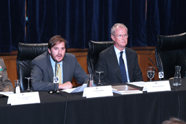 El ministro de Defensa presenta el libro ‘Valor y heroísmo’