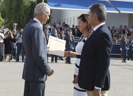 Morenés entregó el despacho de teniente honorario a los familiares del teniente Eduardo Francisco Castilla Rodríguez -fallecido en accidente de aviación