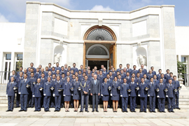 El ministro de defensa se fotografía con los componentes de la promoción.