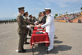Morenés preside la entrega de despachos a los nuevos suboficiales de Tierra
