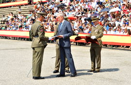Morenés preside la entrega de despachos a los nuevos suboficiales de Tierra
