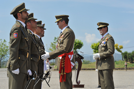 Morenés preside la entrega de despachos a los nuevos suboficiales de Tierra