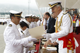 Entrega de Reales Despachos a los nuevos oficiales de la Armada