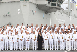 Su Majestad la Reina junto a integrantes del BPE ‘Juan Carlos I’