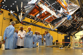 El SEDEF preside el acto de finalización de la integración del satélite Paz