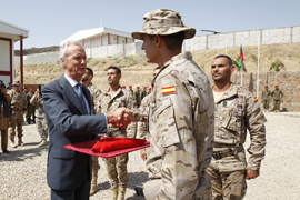 Morenés preside el traspaso de la base 'Ruy González de Clavijo'