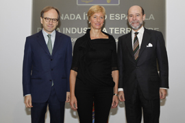 El secretario de Estado de Defensa, Pedro Argüelles, y su homóloga italiana, la senadora Roberta Pinotti, junto al embajador