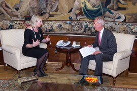 El ministro de Defensa Pedro Morenés, recibe en la sede de su Departamento, a la Embajadora Extraordinaria y Plenipotenciaria de Australia, Jane Marie Hardy