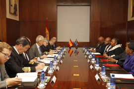 Ambos ministros, durante la reunión junto a sus respectivas delegaciones,