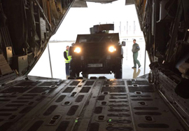 Uno de los vehículos franceses es cargado en el 'Hércules' español