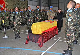 La embajadora española en Líbano, Milagros Hernando, impone sobre el féretro la medalla de UNIFIL