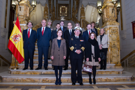 Foto de grupo en descansillo de la Escalera Monumental