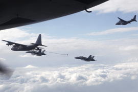 Morenés ha asistido desde la cabina de un avión C-295 del Ala 35 al reabastecimiento en vuelo de cazas F-18 que formaban parte de una misión de ataque