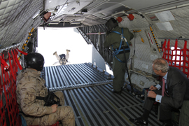 Morenés ha asistido desde la cabina de un avión C-295 del Ala 35 al reabastecimiento en vuelo de cazas F-18 que formaban parte de una misión de ataque