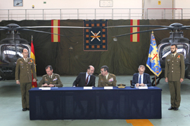 El SEDEF y el JEME asisten a la entrega de dos helicópteros EC-135