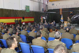 El SEDEF y el JEME asisten a la entrega de dos helicópteros EC-135