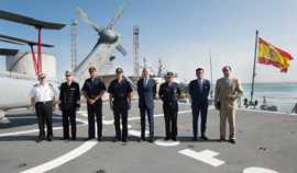 Morenés realiza una breve visita por el buque