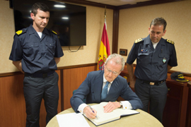 Morenés visita a los militares españoles desplegados en el Índico