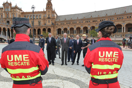 El ministro de Defensa, Pedro Morenes, junto con el general Salvador Cienfuegos, secretario de Defensa Nacional de México y el almirante Francisco Vidal Soberón, secretario de Marina, asisten a un despliegue de la UME (Unidad Militar de Emergencias) en Sevilla.
