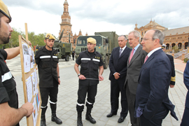 El ministro de Defensa, Pedro Morenes, junto con el general Salvador Cienfuegos, secretario de Defensa Nacional de México y el almirante Francisco Vidal Soberón, secretario de Marina, asisten a un despliegue de la UME (Unidad Militar de Emergencias).