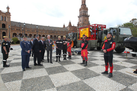 El ministro de Defensa, Pedro Morenes, junto con el general Salvador Cienfuegos, secretario de Defensa Nacional de México y el almirante Francisco Vidal Soberón, secretario de Marina, asisten a un despliegue de la UME (Unidad Militar de Emergencias) en Sevilla.