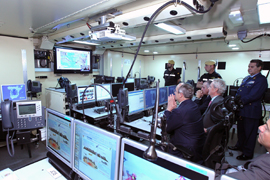 El ministro de Defensa, Pedro Morenes, junto con el general Salvador Cienfuegos, secretario de Defensa Nacional de México y el almirante Francisco Vidal Soberón, secretario de Marina, asisten a un despliegue de la UME (Unidad Militar de Emergencias) en Sevilla.