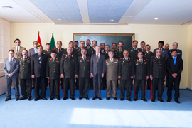 El ministro de Defensa despide a los Oficiales Superiores Afganos