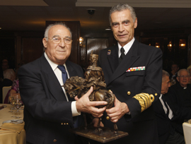 El ministro de Defensa asiste a la cena de la Real Hermandad de Veteranos