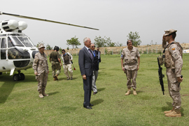 Pedro Morenés visita a las fuerzas españolas destacadas en Malí