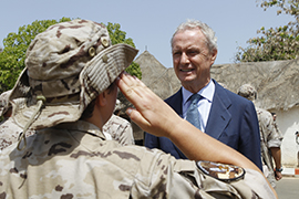 El ministro saluda a los componentes del destacamento ‘Marfil’ del Ejército del Aire.