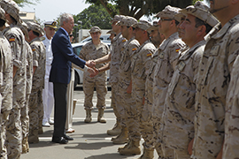 El ministro saluda a los componentes del destacamento ‘Marfil’ del Ejército del Aire.