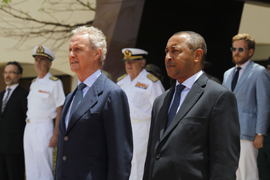Pedro Morenés junto al ministro de Defensa Nacional de la República de Cabo Verde, Jorge Homero Tolentino, en el aeropuerto de Praia.