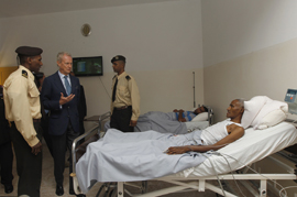 Pedro Morenés visita la Policlínica Militar en Praia.