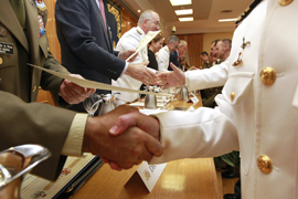 El ministro de Defensa preside el acto de clausura del XV Curso de Estado Mayor