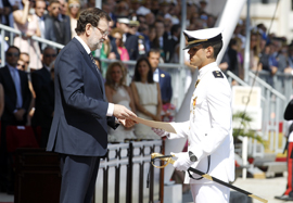 Rajoy preside la entrega de Reales Despachos en la Escuela Naval Militar