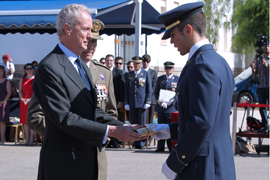 El ministro de Defensa ha hecho entrega de los Reales Despachos e impuesto condecoraciones a los números uno.