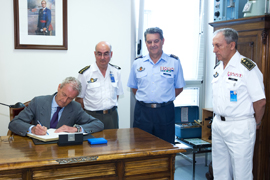 Firma en el libro de Honor