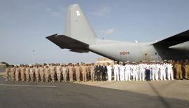 foto de familia de los ministros de defensa de España y Francia con sus respectivos destacamentos en Dakar
