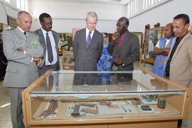 Morenés visita el muséo nacional de Mauritania