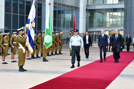 El ministro de Defensa se reúne en Tel Aviv con su homólogo israelí