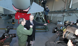 Morenés visita el destacamento 'Ámbar' del Ejército del Aire en Estonia