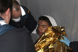 La fragata ‘Canarias’ rescata a cuatro náufragos en aguas del Estrecho