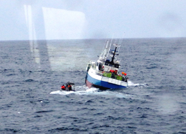 Una embarcación auxiliar del patrullero de la Armada 