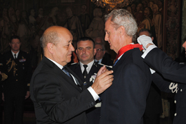 El ministro de Defensa, Pedro Morenés, recibe de su hómólogo francés, Jean-Yves Le Drian, la Orden Nacional de la Legión de Honor,